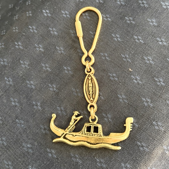 Retro Keyring Gold Metal Gondola Venezia  boat Rivers travelling - Picture 1 of 9